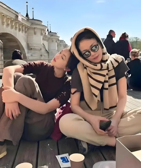 李嫣，真是女大十八变，躺在王菲的肩上真是个幸福的小女生。