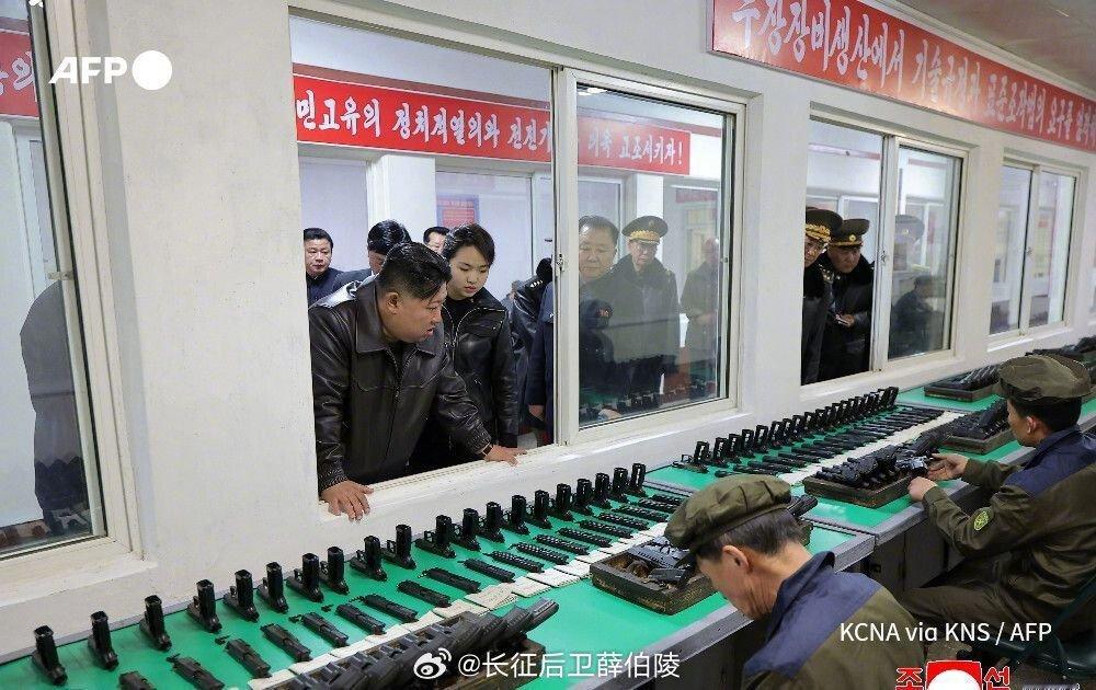 金正恩和女儿体验手枪射击枪不错啊