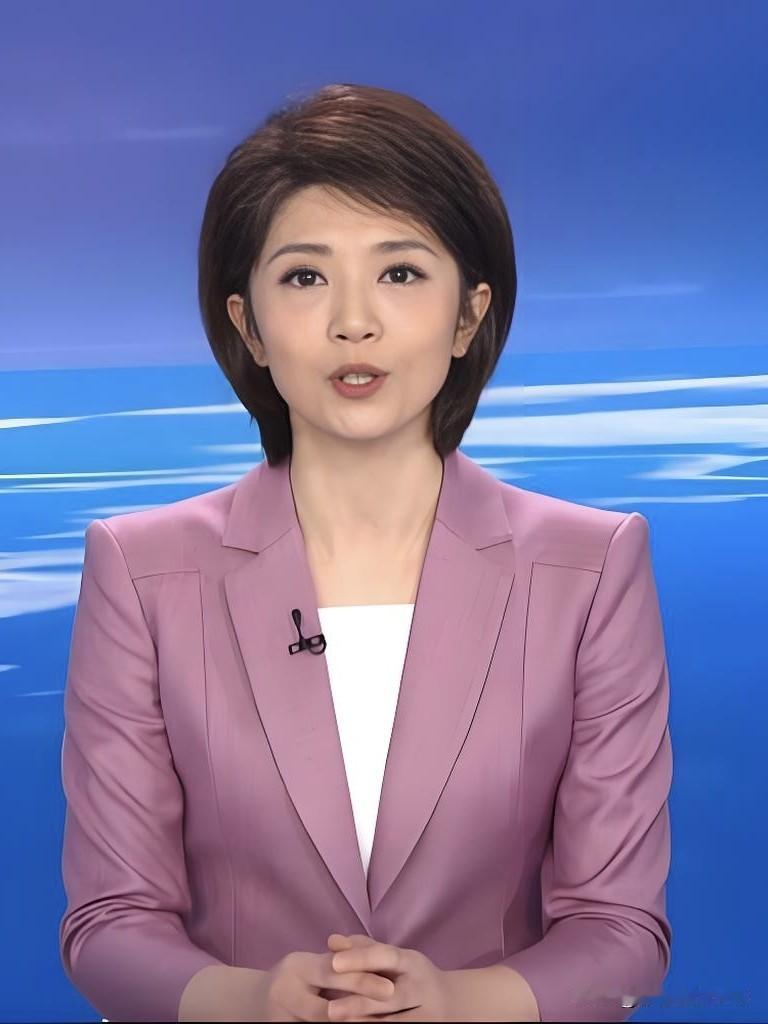 果欣禹端庄大气，播报沉稳鲜活，是央视新生代主持里的亮眼力量。主持人成长路上甜美