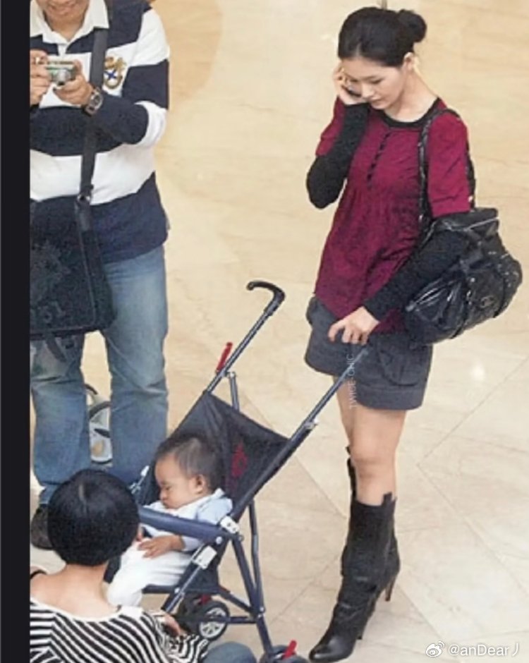 大s很爱家人诶小s的孩子她带着跟自己女儿一样为啥小s不能带带小玥儿～