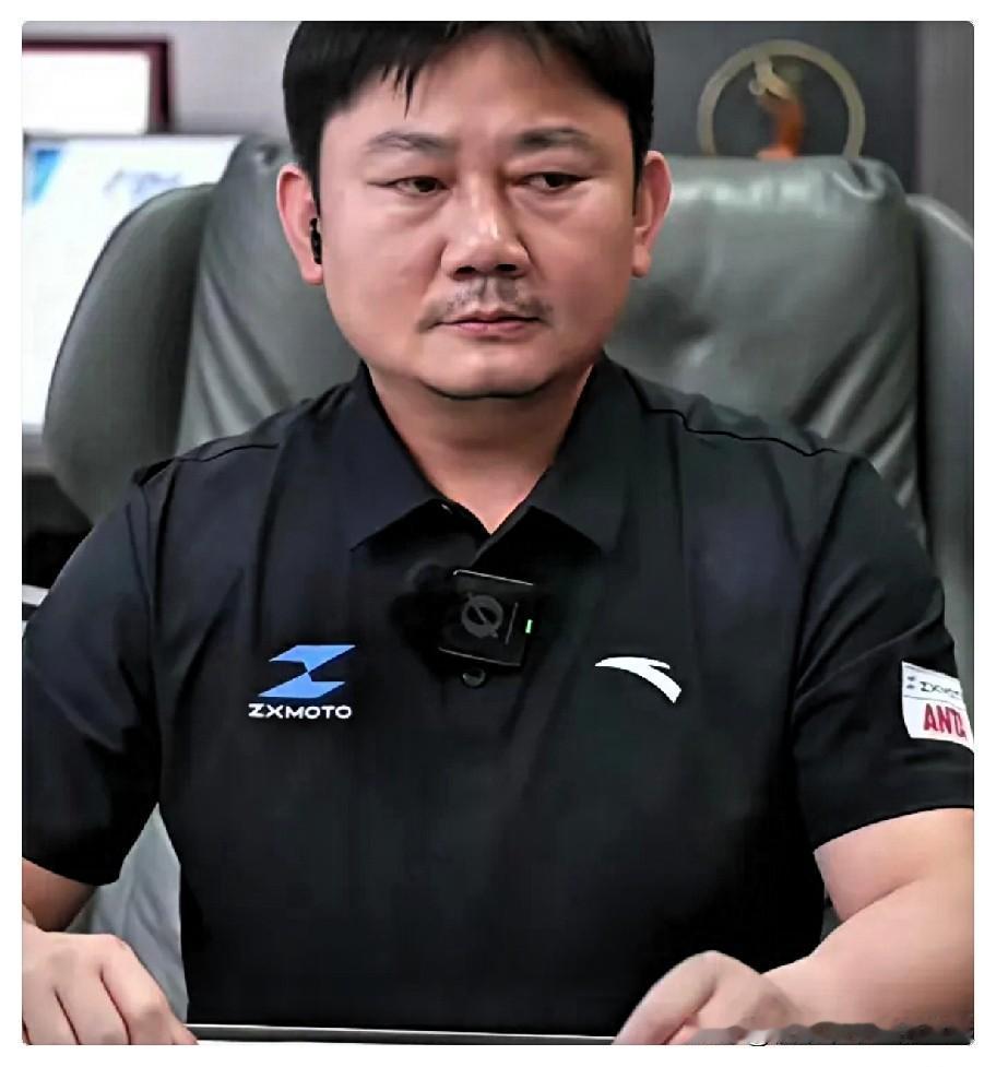 6月3日，张雪突然引发了网友热议。原因是在当晚的直播中，他当着数万观众的面，直接