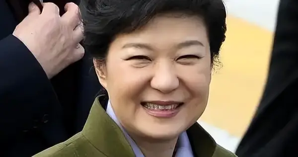 出狱后的朴槿惠生活状态曝光: 入住1676平别墅, 与小10岁律师相伴
