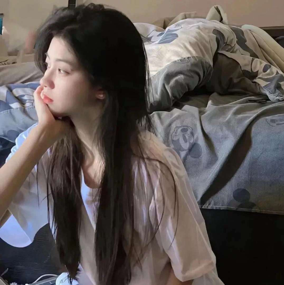 清晨，微光中的静谧与思考