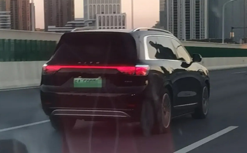 路上看到了合肥金寨路高架上，有一辆问界亮着小蓝灯在悠然自得的行驶。从车窗里面看到