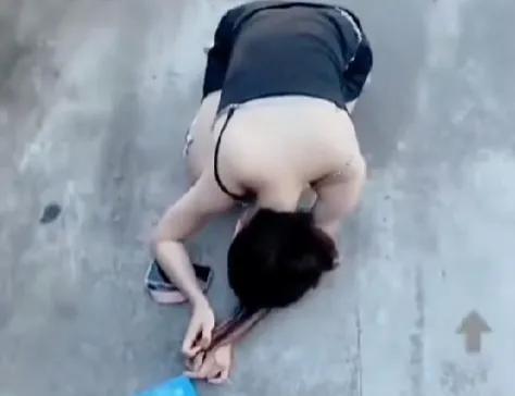 丈夫早就发现妻子行为异常，怀疑妻子出轨。他没有选择盘问妻子，而是偷偷跟踪她，果然