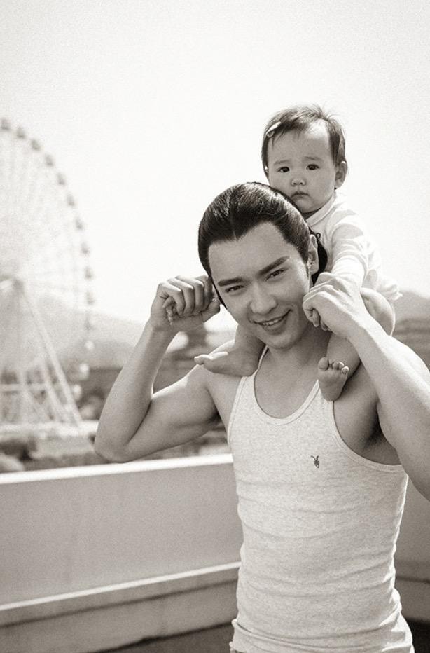 小酒窝的爸爸是娱乐圈第一帅，生得小酒窝人见人爱，花见花开，闪闪惹人爱，美丽如天使