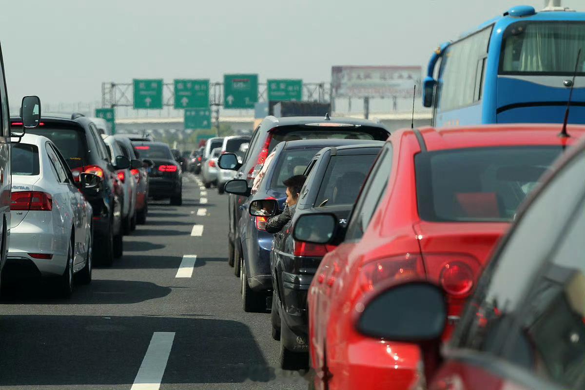 高速堵车聪明人已经开始返程，结果发现高速公路上全是聪明人东北夫妻节后返程一家人