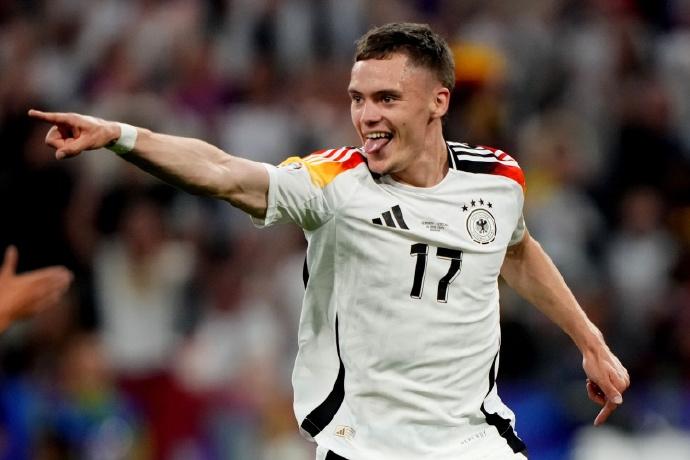 维尔茨一离开利物浦，回到国家队就原地复活，助攻塔头球破门，又一个传禁区再助攻格纳