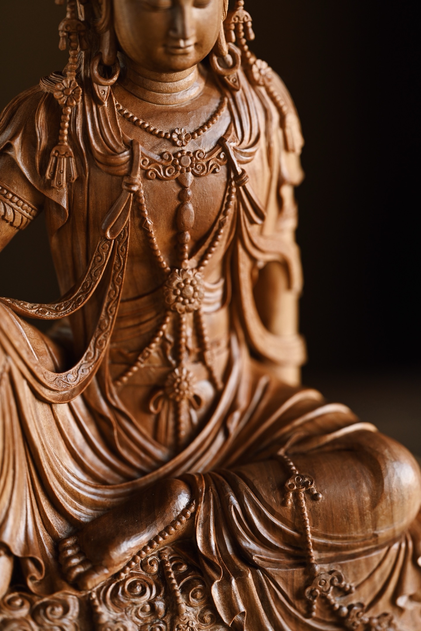 老山檀|自在观音整料雕刻，料色清雅，观音开脸柔美传神，自在而坐，气韵清逸脱俗