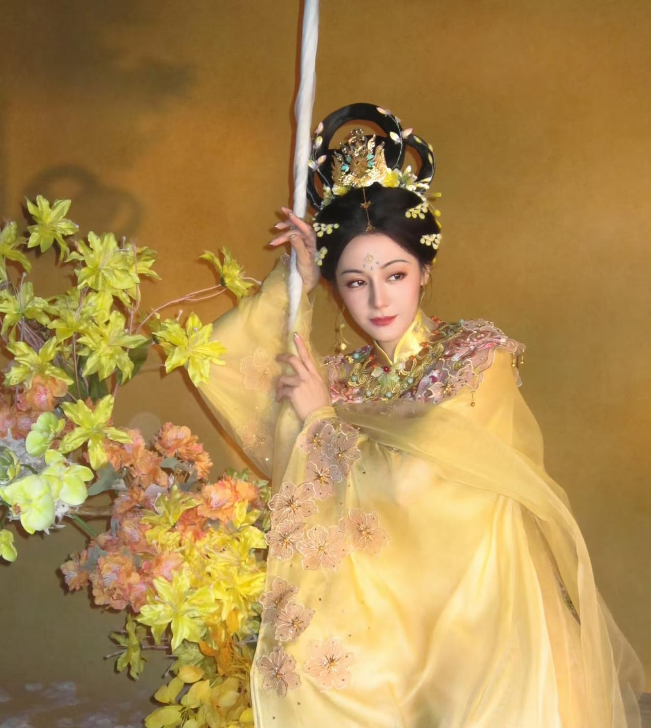 迪丽热巴的中秋晚会造型，好飘逸唯美啊，就像一个花仙子！她在女明星中，也算是顶级美