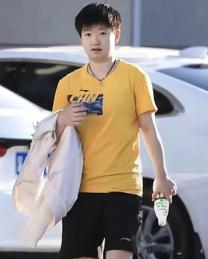 听说莎莎这件土黄色T恤卖爆了，莎莎穿好看也就罢了，没想到王楚钦穿上更好看。