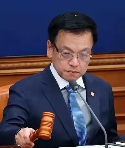 崔相穆代理总统八十多天后，可能被国会弹劾下台。他曾九次驳回国会议案，与执政党对抗