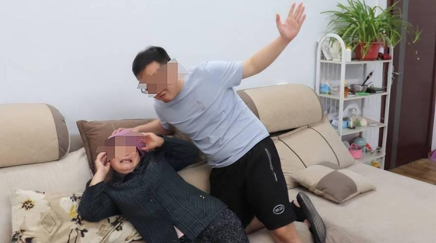 看一下母亲没洗手抱孙子，挨儿子打，其到底是咋回事？成都母亲没洗手抱孙子被儿子殴
