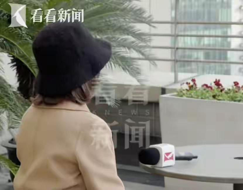 伤害不大，侮辱性极强！上海，留学的儿子向母亲索要30万给女友还债，遭到拒绝后，儿