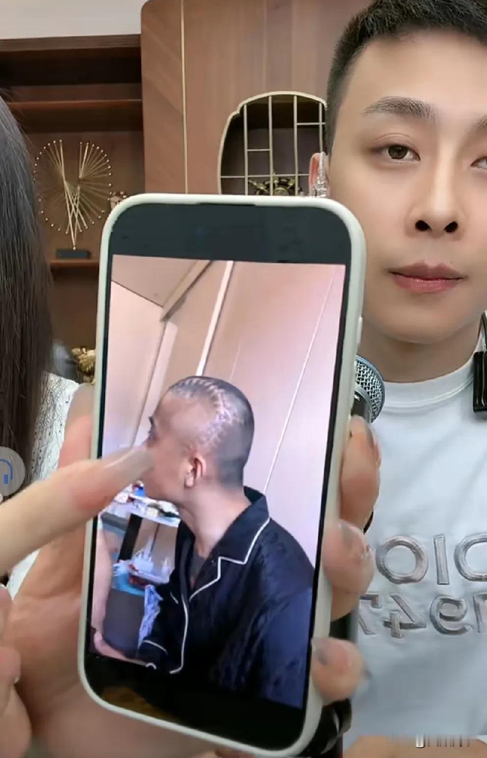 洋洋洋关美颜真实出镜重返PK圈！展示右脑头颅塌陷触目惊心，公开两个儿子照片！