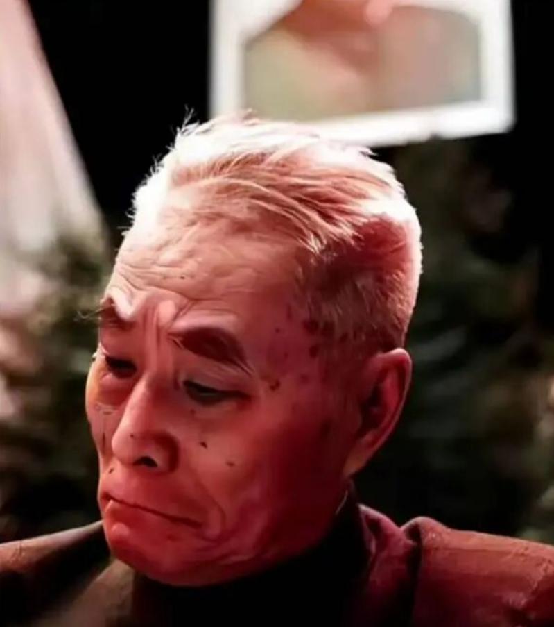 下图是黄维被安排为毛泽东守灵时的抓拍照，时间是1976年9月，当年，黄维年72岁