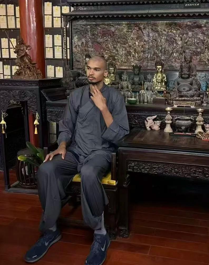 文班亚马是出家还是修行？这一波操作流量拉满！谁也没有想到，中国行的马刺巨星文班