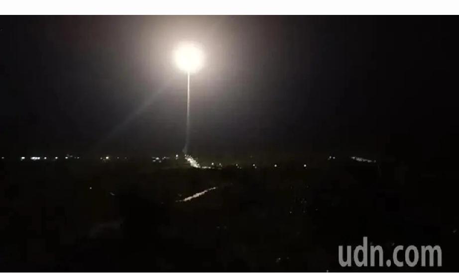 亮光划破夜空！台中科院夜间试射导弹震撼登场今晚7时40分，台中科院在台东成
