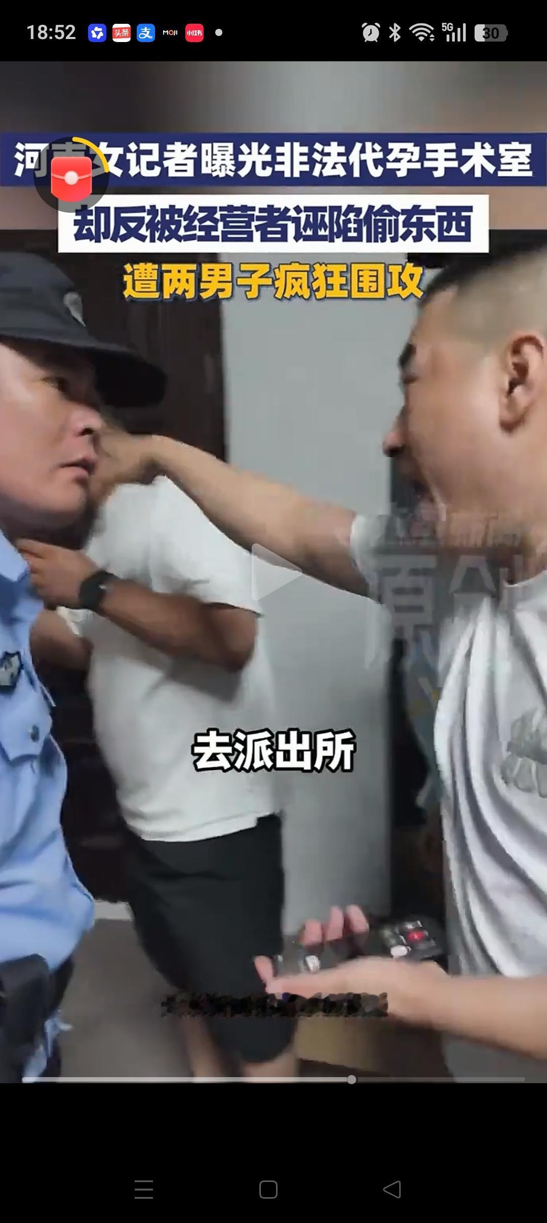 终于知道，为什么这帮人当着帽子叔叔的面，也敢动手打这位女记者了！因为里面还