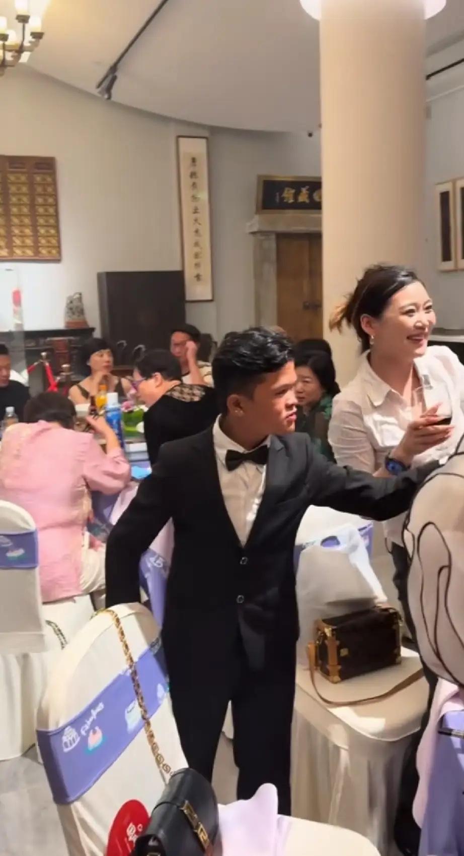 范小勤现在越来越有马云的范儿了看样子，他现在走起了网红路线粉丝量和热度还都