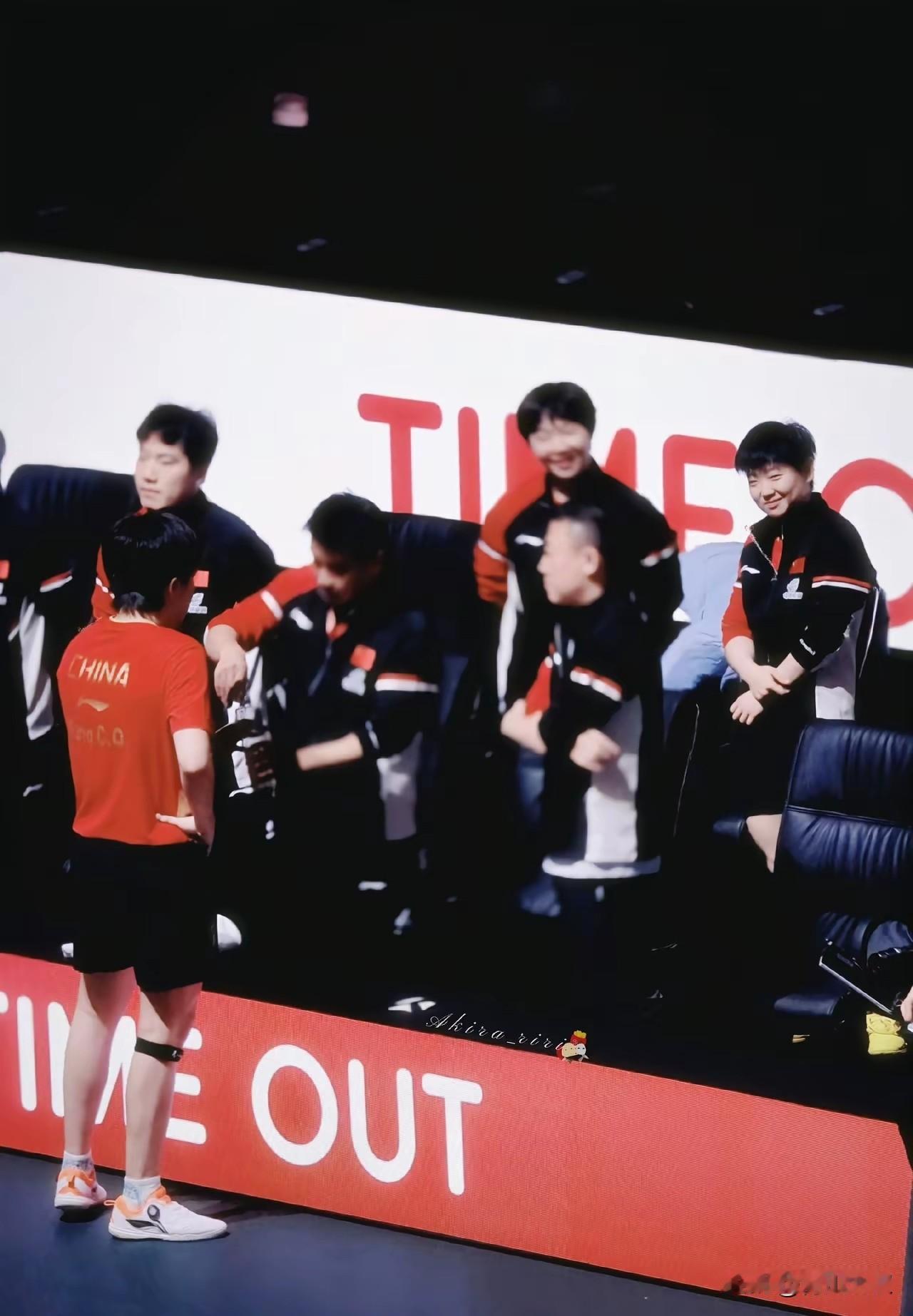 有人说:昨天孙颖莎对王楚钦的态度有点奇怪，赛场上东张西望，也不担心王楚钦！局中