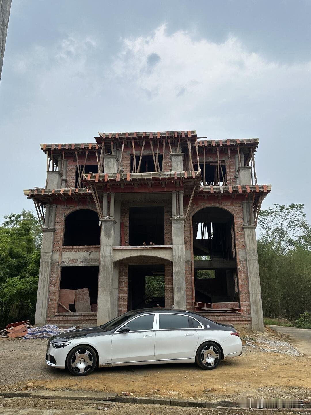 我的天呐‼️占地面积140平，目前主体部分还没有包含门窗已经花了40万了，是不是