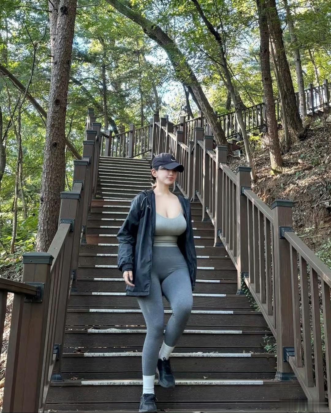爬山累不累