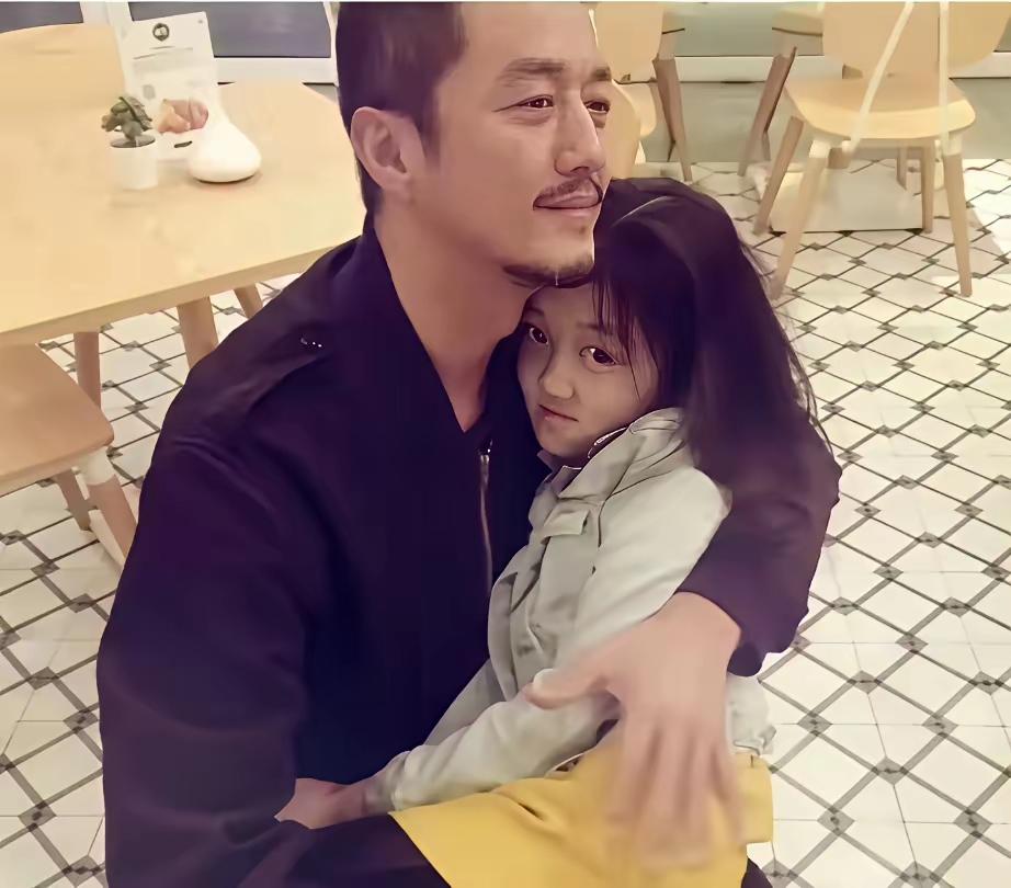 李亚鹏提到女儿李嫣时，眼里的光藏不住。他说这孩子是自己的“命根子”，不是夸张——