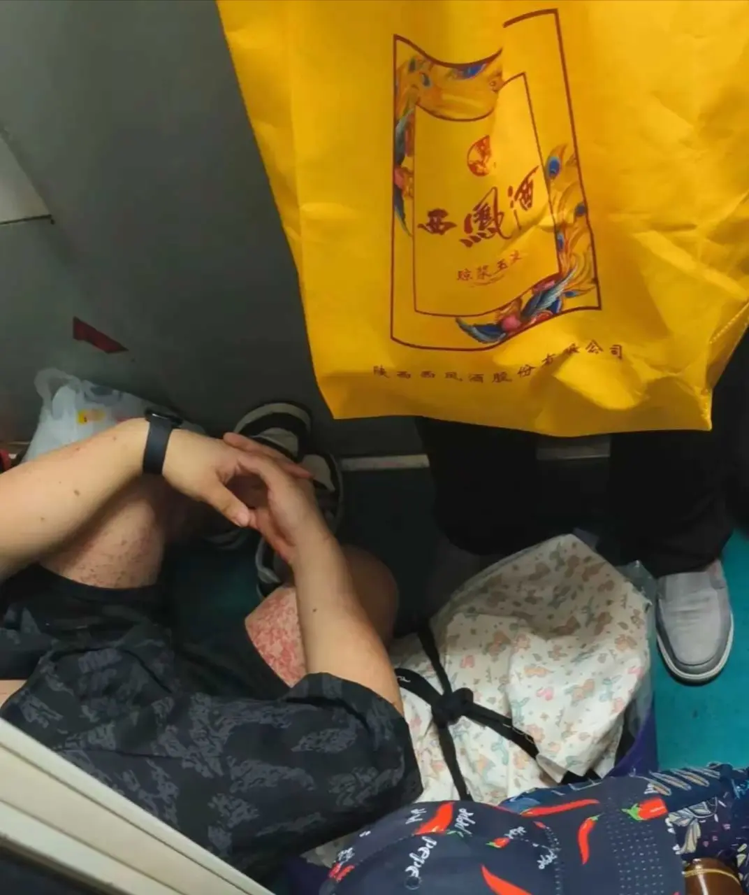 南京地铁看到的，他怎么了？