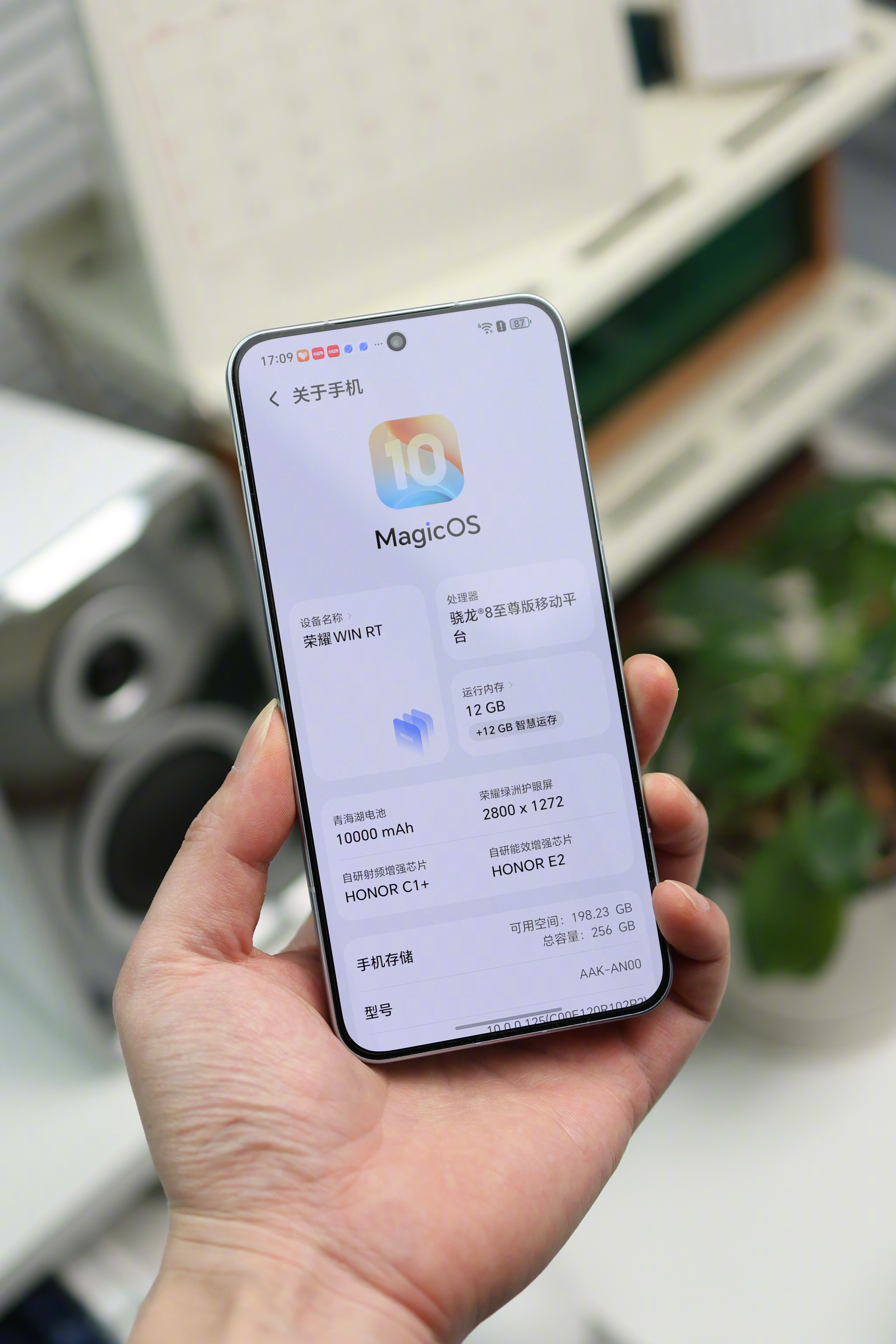 10000mAh电池太夸张了，一天根本用不完，很难想象，今年大概率不会有任何机器