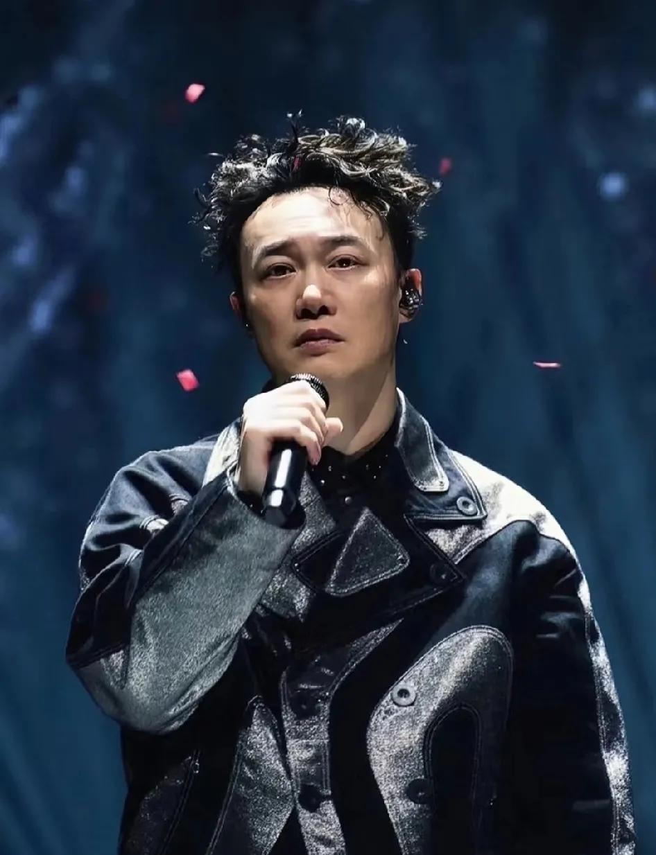 有一种预感，陈奕迅的演唱会很难开下去了不是因为观众退票太多，也不是因为他病还没
