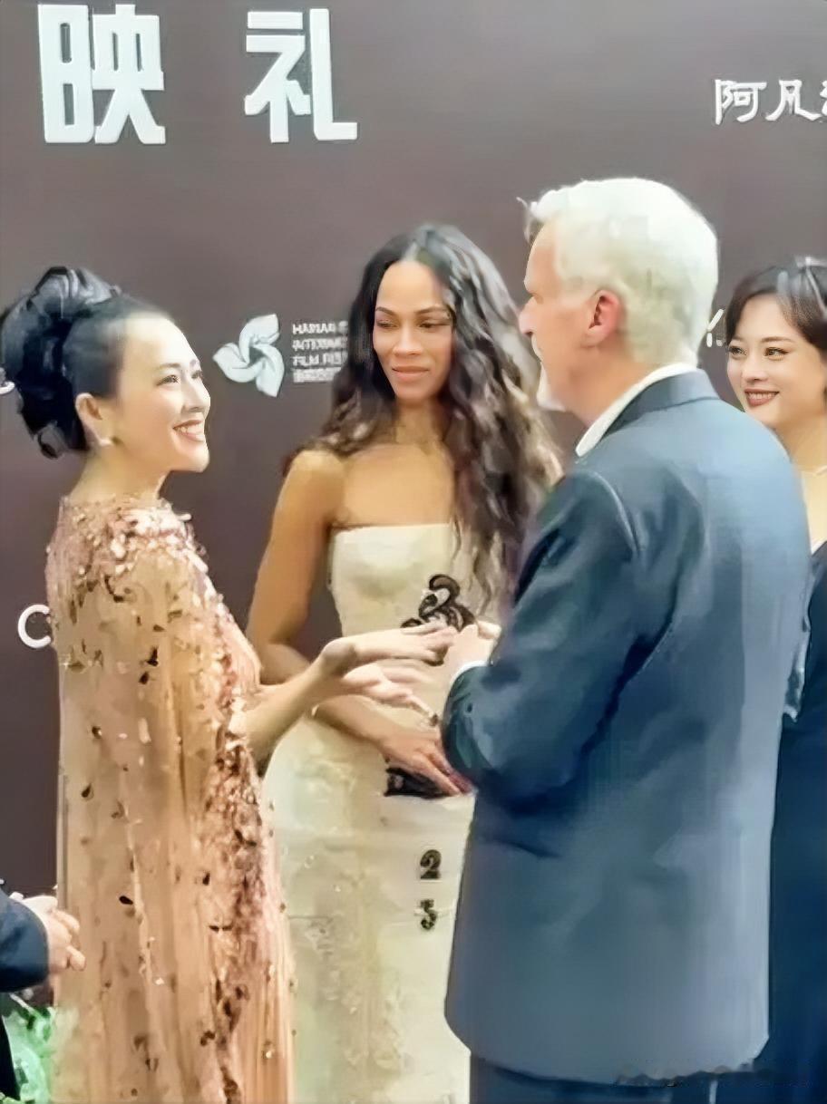 炸裂！卡梅隆和章子怡现场热聊，这画面太有料！家人们谁懂啊！国际大导卡梅隆和国