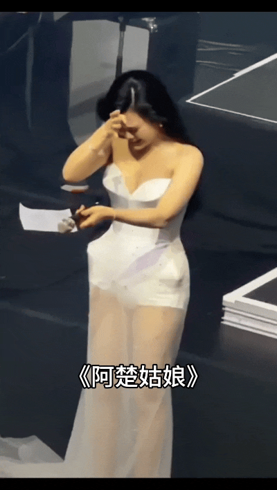 袁娅维洛杉矶演唱会，舞台上落泪悼念刘欢，场面令人动容。演唱会上大屏放出二人合照，袁娅维唱起《弯弯的月