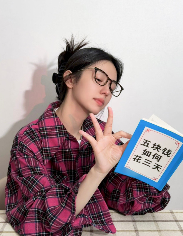 1.周也、翟潇闻领衔的穿越励志剧《你好1983》今日登陆爱奇艺。该剧改编自高人气