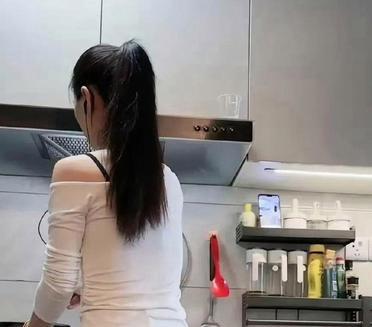 在厨房里忙碌的你，散发着生活的香气。