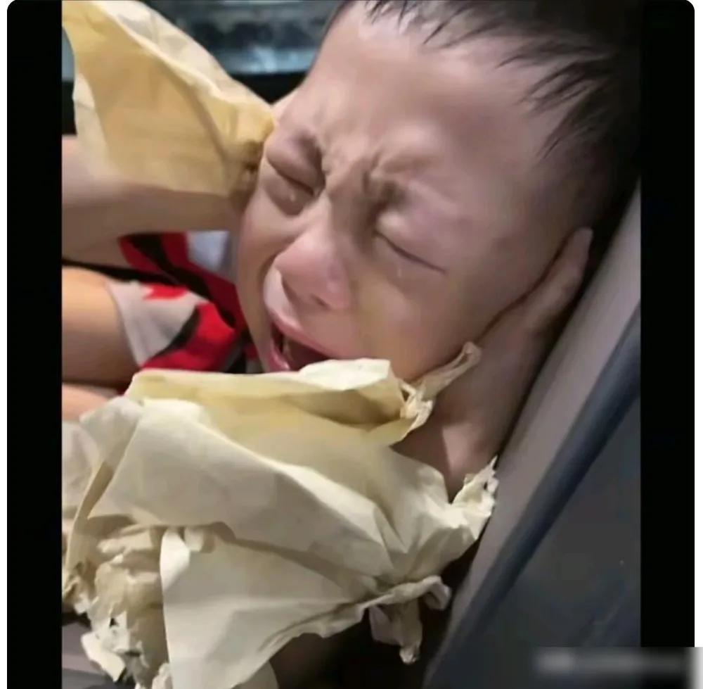 一个4~5岁的小男孩很想吃冰淇淋，妈妈说不可以，他想吃了，妈妈说不能吃了，小男孩