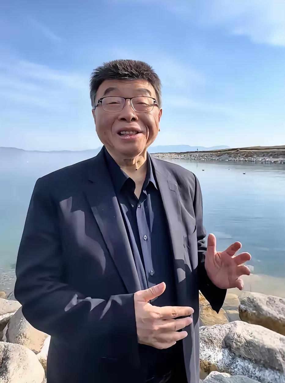 邱毅驻足赛里木湖：一汪湖水，牵动两岸赤子心邱毅9月13日造访新疆赛里木湖，