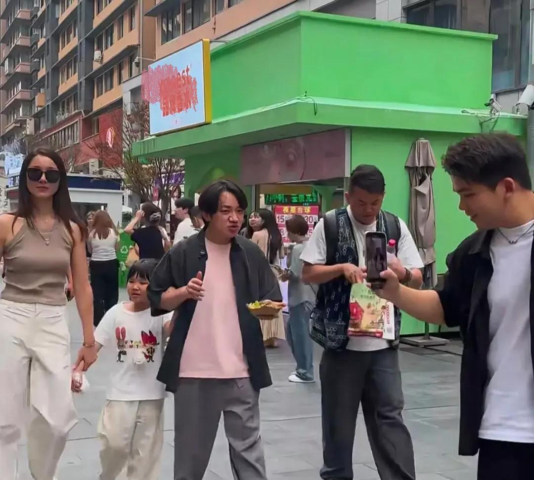 王祖蓝和李亚男一家现身贵阳避暑，李亚男不愧是模特，身材真的好好哇，又高又瘦又美