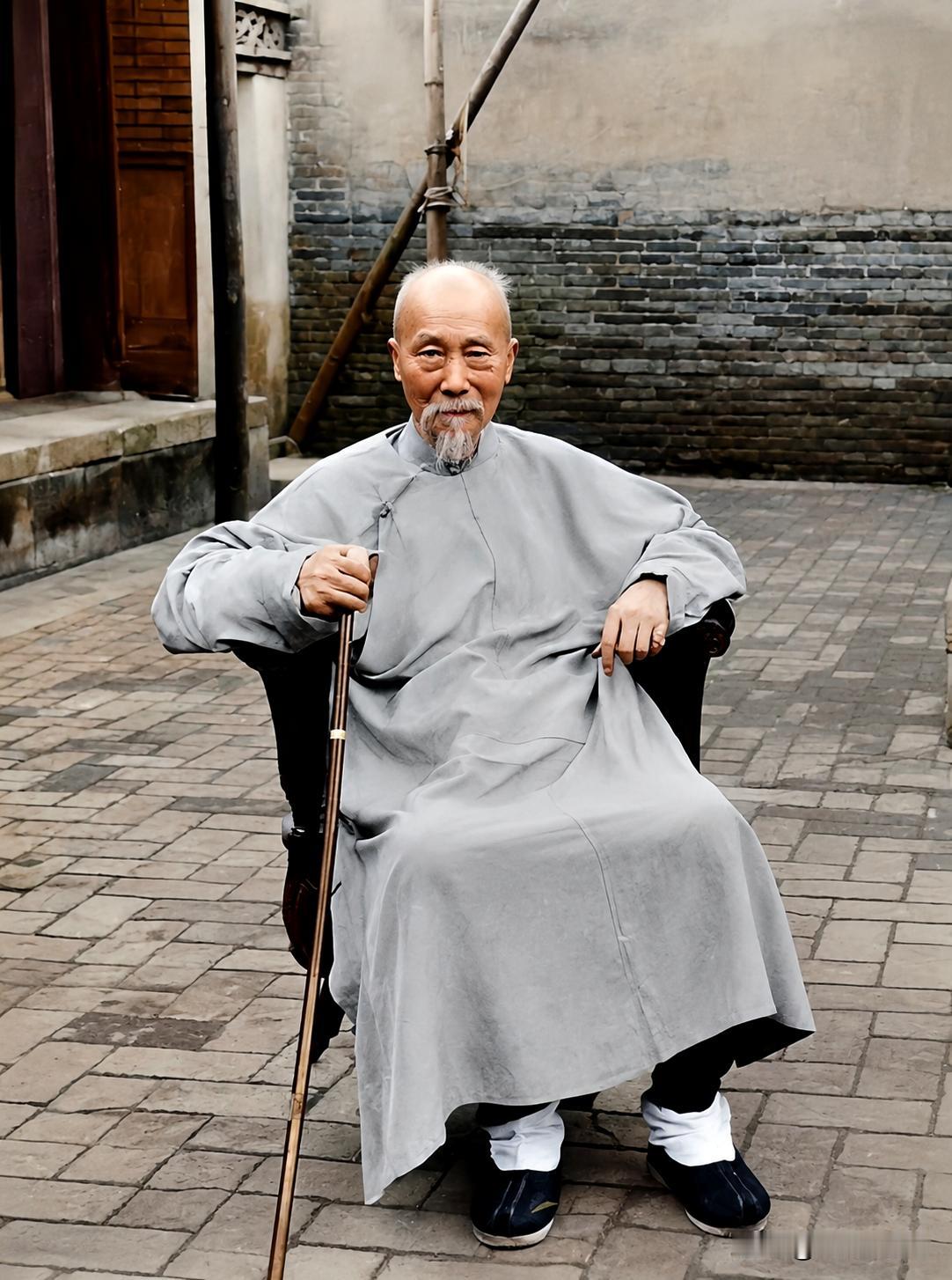 这是晚清重臣李鸿章人生暮年的一张珍贵留影，拍摄于1900年冬末。这不是演戏，也绝