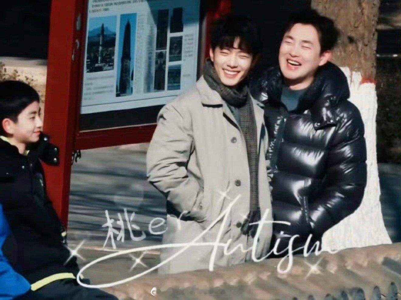 肖战王彦霖打闹路透就是说又是想魂穿王彦霖的一天啊，网友拍到肖战和王彦霖在电视剧《