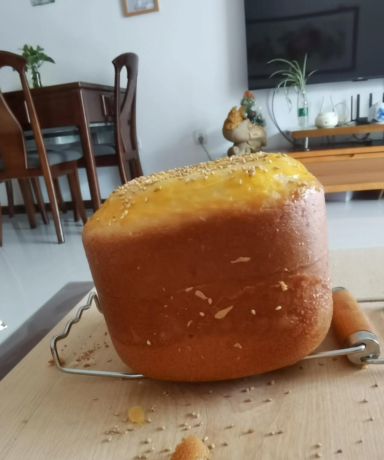 好友做了面包，让我去她家里拿。出炉不久，趁热，她切了一片让我尝尝。不仅品相好