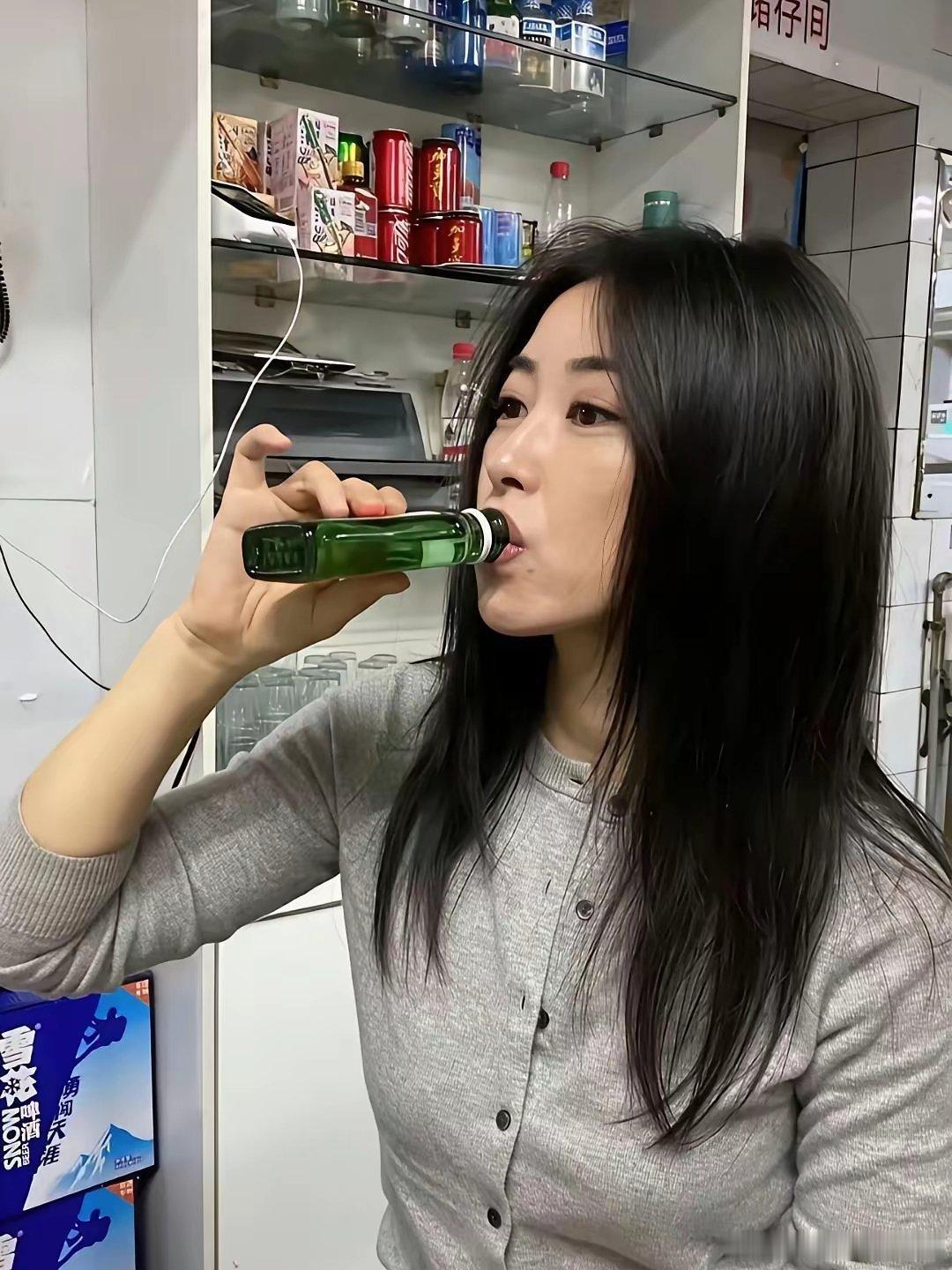 朱珠过40岁生日时在街头一家小饭馆，她直接对着小瓶红星二锅头就是吹，十分的洒脱、