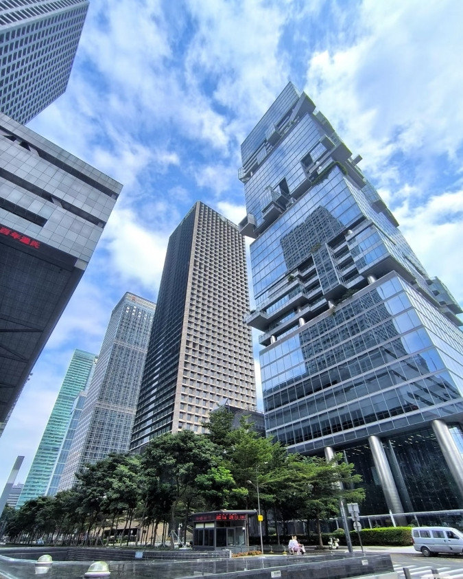 公司原本每个月15号发工资，现在通知要推迟到30号发工资，一员工不同意说，签劳动
