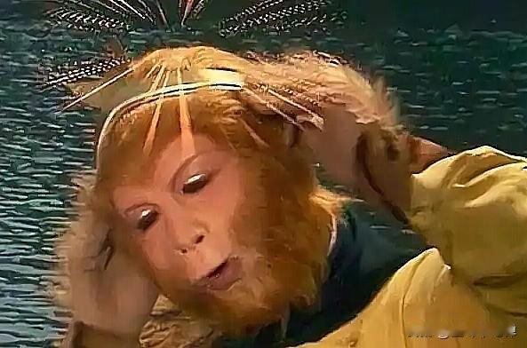 孙悟空号称铜头铁脑，为何却被紧箍咒勒得疼？当年在斩妖台，孙悟空这身板可是经过官方