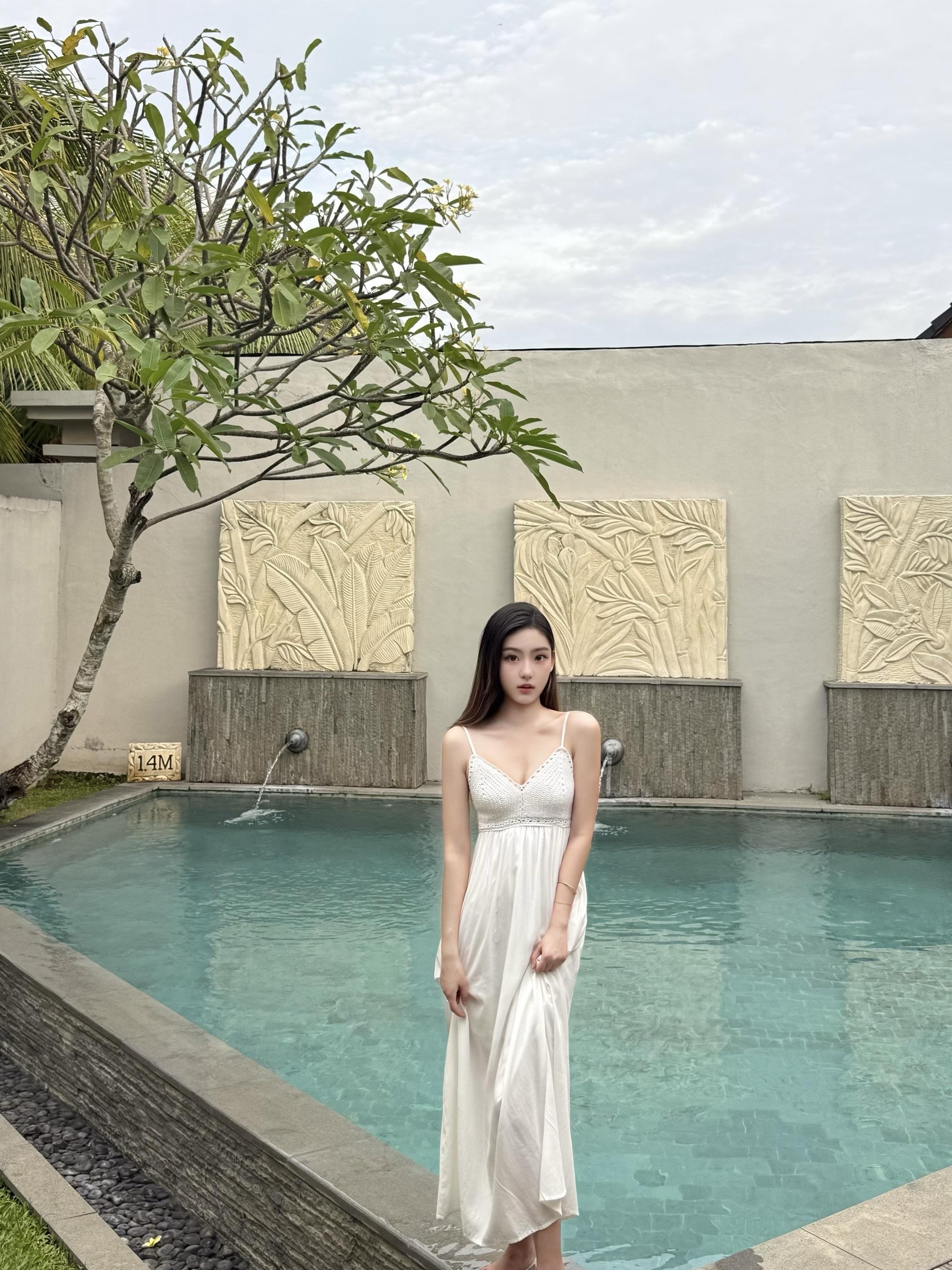 喜欢夏天 喜欢阳光晒在身上的感觉 巴厘岛度假女大学生