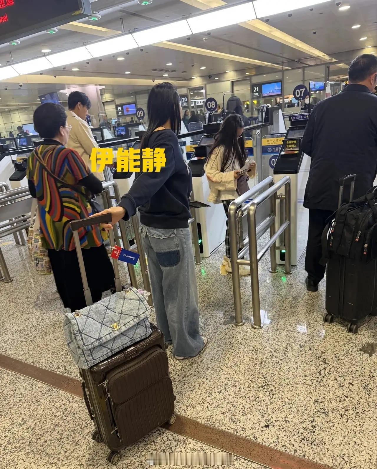 有网友在机场偶遇伊能静一家，夫妻俩带着孩子和父母！不得不说，伊能静现在幸福啊，第