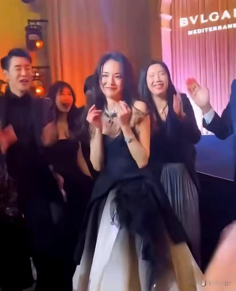 宝格丽这晚宴玩得可真花，直接把它变成秀场，还让明星提前两小时彩排，现场放着剪辑过
