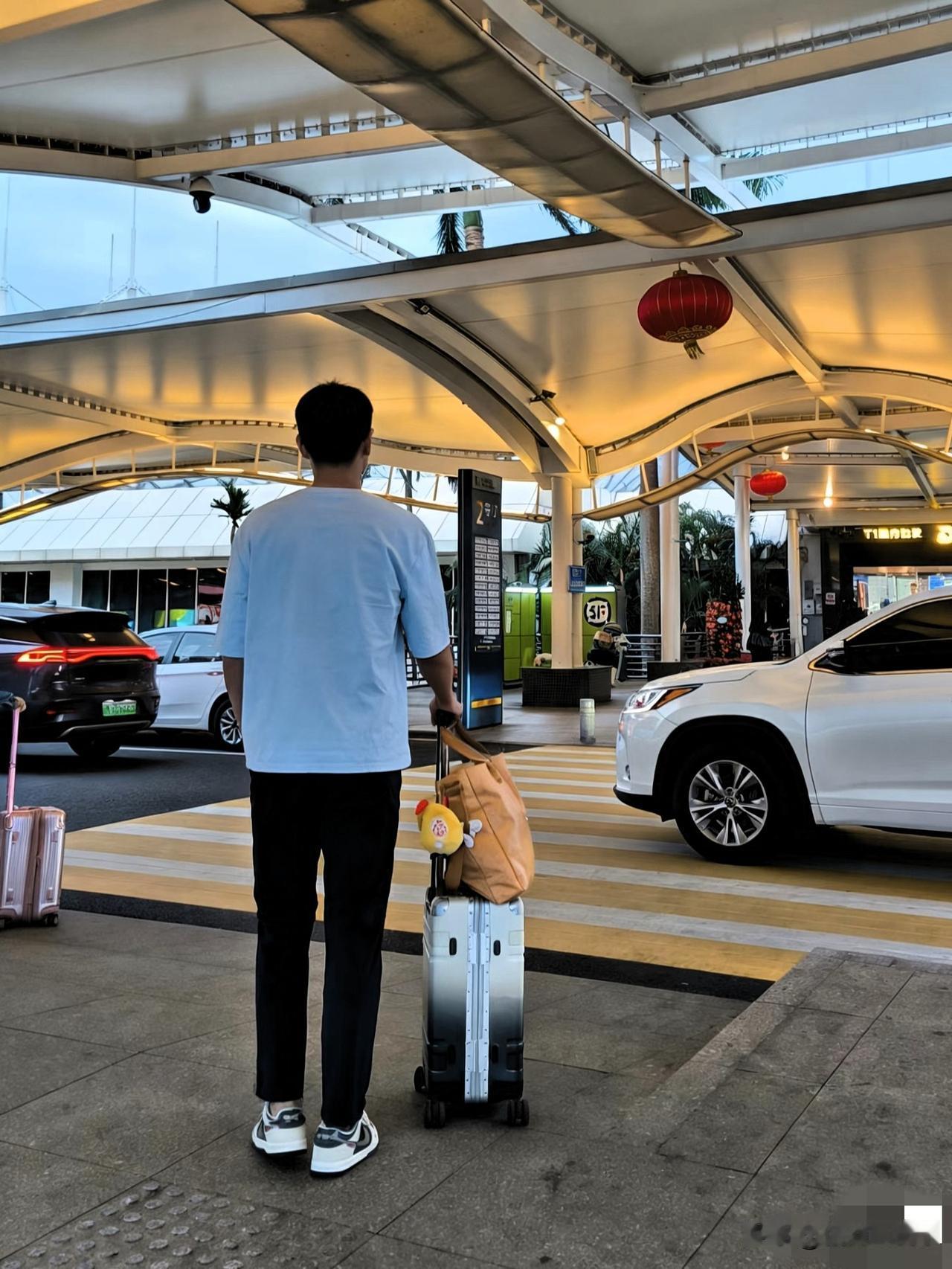 高考结束后，儿子在房间睡了一天一夜。今天他突然收拾行李，要跟同学去广东进厂，打算