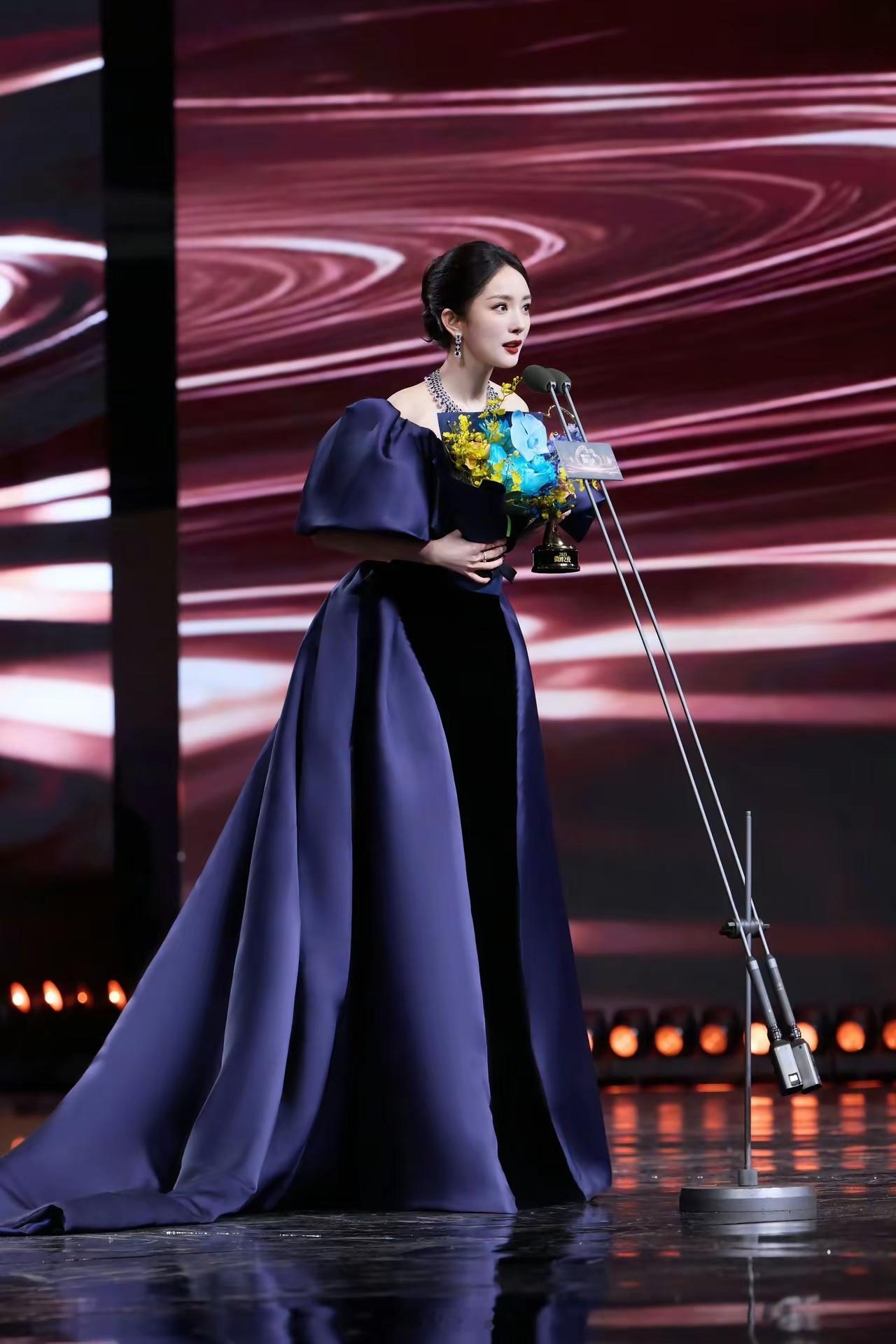 我最不能理解的人，就是杨幂了！她都39岁生过娃了，大肚子，皮肤暗黄，臀部宽……竟