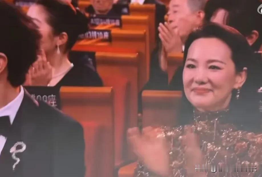 金鸡奖最失落的人就是咏梅，本来她信心满满，提名最佳女主没想到影后却是宋佳，咏梅虽